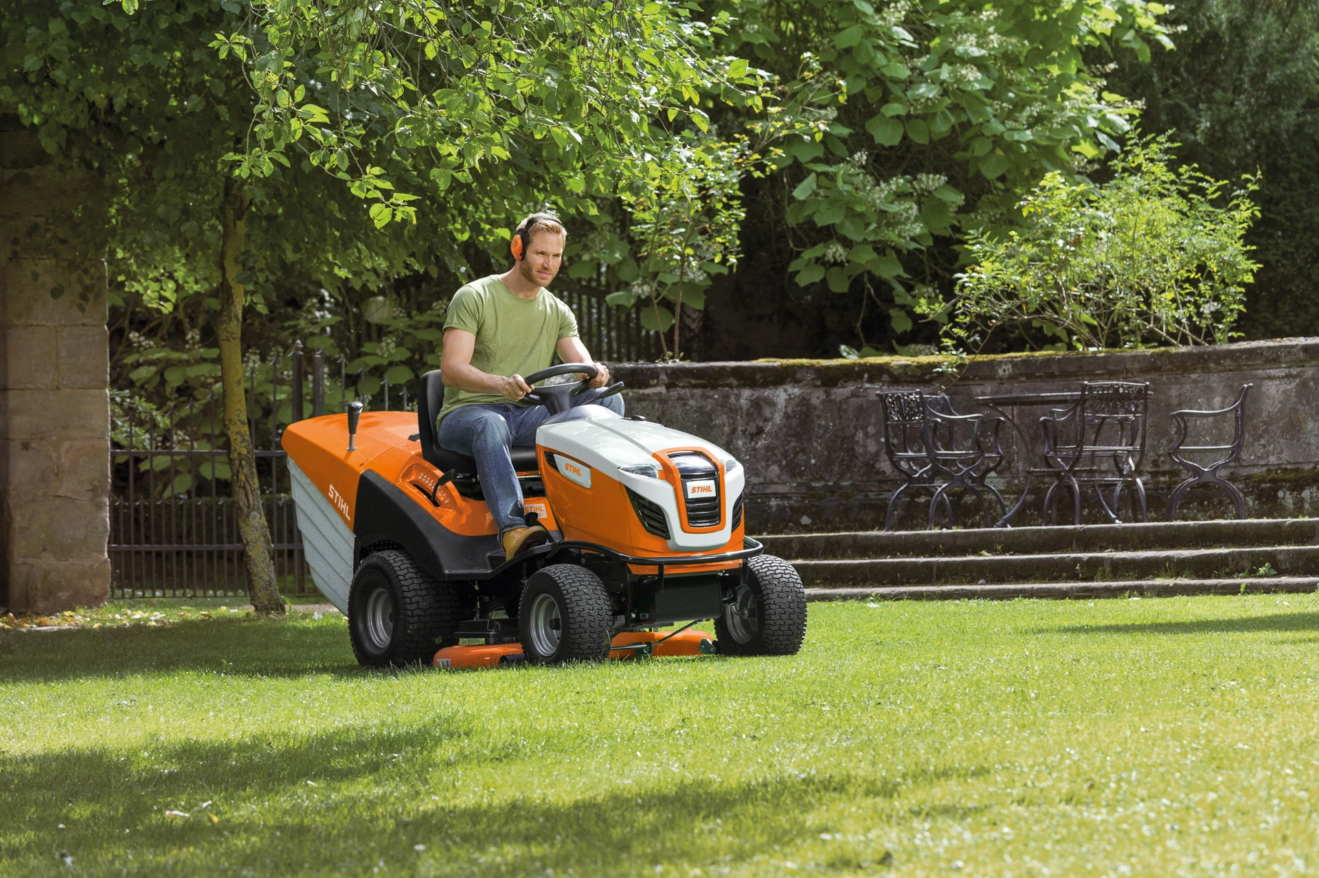 Stihl RT 6127 Petrol Ride-on Lawn Mower 4 Stihl RT 6127 Petrol Ride-on Lawn Mower - Image 2